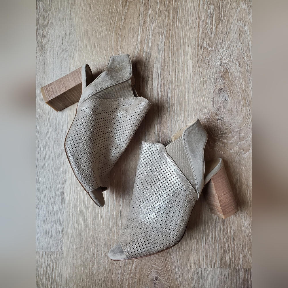 Vaneli NICE LADIES "SHOOTIES" Open toe Booties - TAN - SIZE 7.5